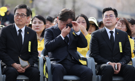 16일 안산시 단원구 화랑유원지에서 열린 세월호 참사 11주기 기억식에 참석한 더불어민주당 김동연(왼쪽부터) 경기도지사, 이재명 전 당대표, 박찬대 당 대표 직무대행 겸 원내대표가 희생자를 추모하며 눈물을 흘리고 있다.<공동취재·연합뉴스 사진>